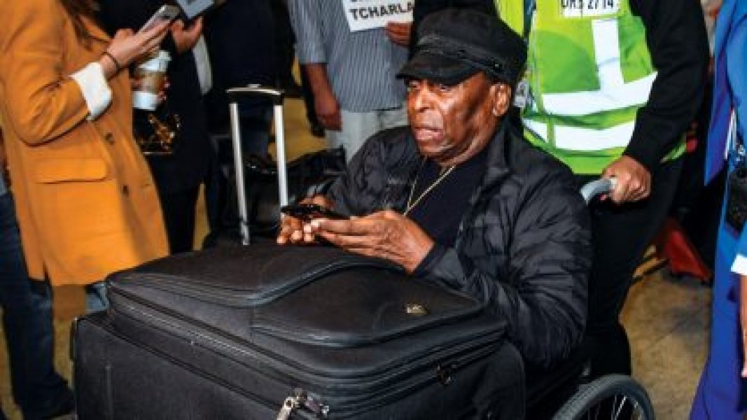 pele-passa-por-procedimento-medico-para-retirada-de-calculo-renal-1