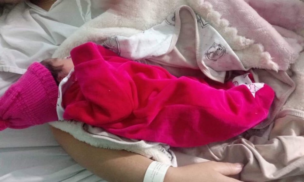 pr-mae-entra-em-trabalho-de-parto-e-pai-ajuda-bebe-vir-ao-mundo-1
