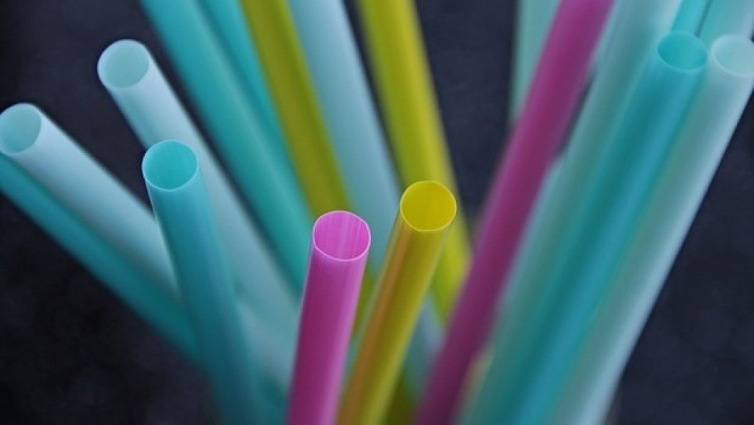 projeto-de-lei-para-banir-uso-de-canudos-plasticos-em-estabelecimentos-comerciais-de-sc-e-aprovado-1