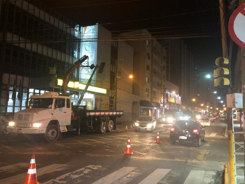 semaforos-recebem-manutencao-em-horario-especial-1