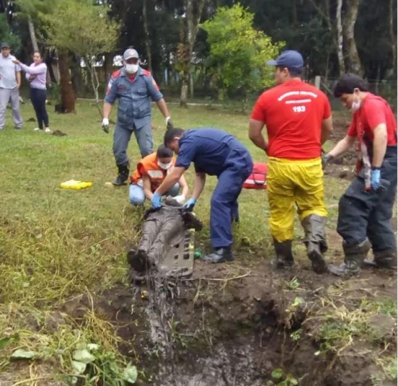 serra-idoso-e-resgatado-12-horas-depois-de-cair-em-fossa-no-quintal-de-casa-1