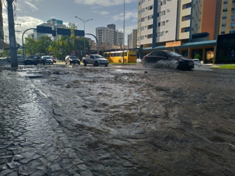 vazamento-inunda-trecho-da-principal-avenida-de-criciuma-1