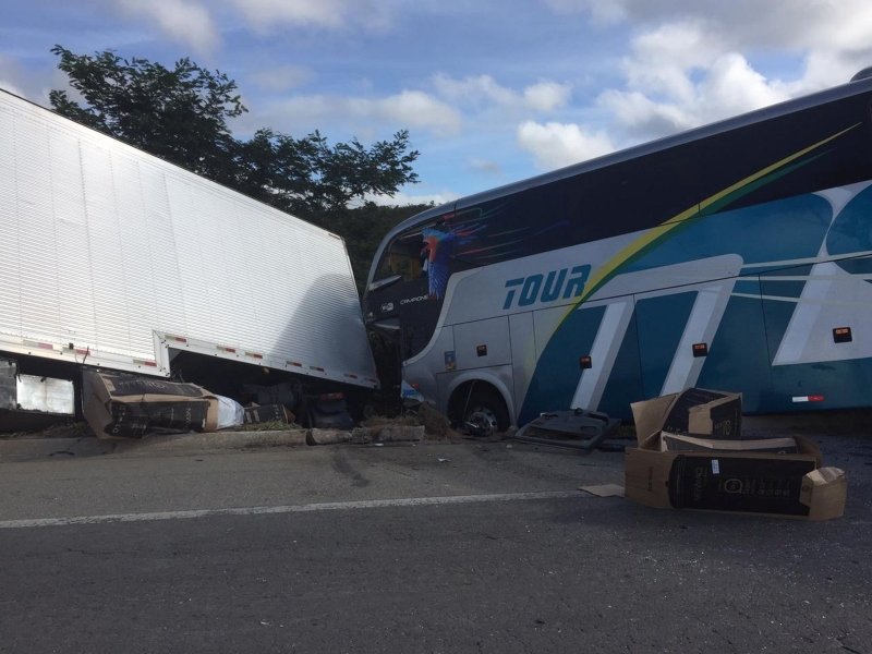 acidente-com-onibus-da-delegacao-sub-15-do-bahia-deixa-dois-mortos-no-interior-de-mg-1