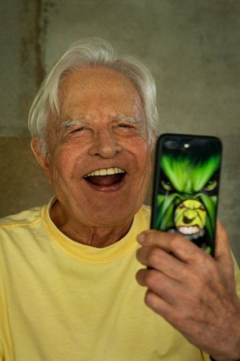 aos-91-anos-cid-moreira-se-reinventa-como-blogueirinho-nas-redes-sociais-1