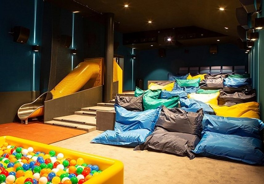 cinema-substitui-assentos-por-cama-de-casal-na-suica-0