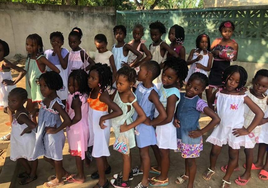 eles-transformam-tecidos-usados-em-roupas-para-criancas-carentes-1
