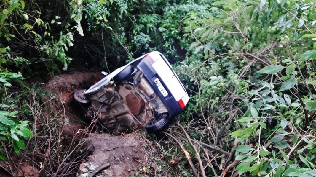 em-braco-do-norte-motorista-fica-ferido-apos-saida-de-pista-e-queda-em-ribanceira-1