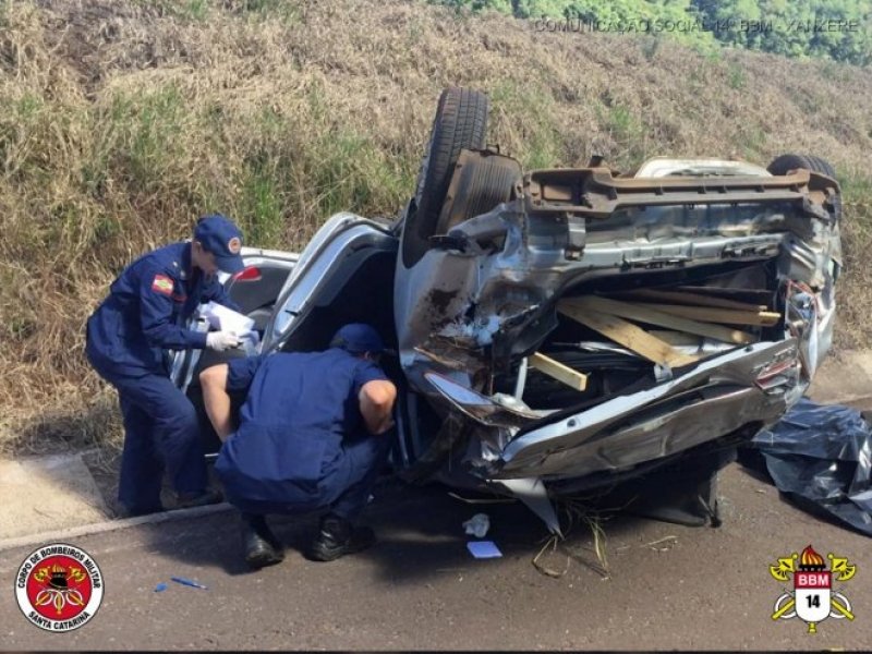 em-xanxere-capotamento-deixa-uma-pessoa-morta-e-duas-feridas-na-br-282-1