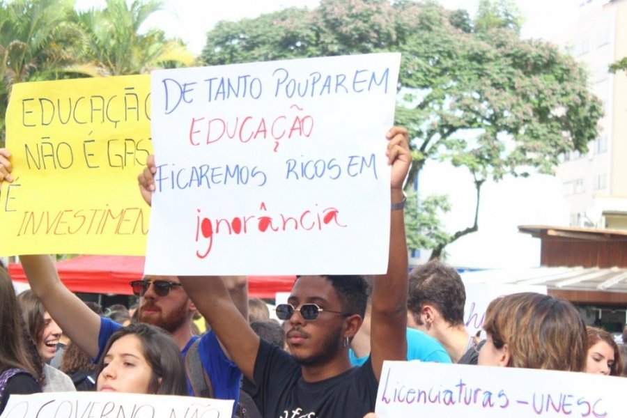 estudantes-e-professores-protestam-em-criciuma-contra-bloqueio-de-recursos-da-educacao-1