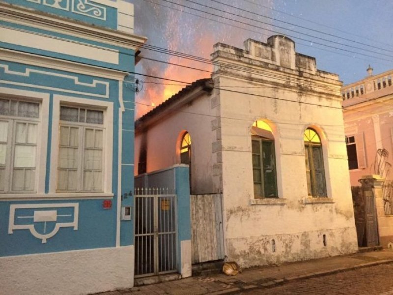 incendio-consome-predio-historico-em-laguna-1