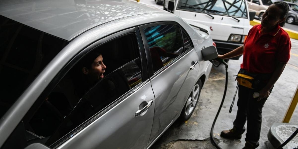 internacional-venezuelanos-passam-a-noite-em-filas-atras-de-gasolina-1