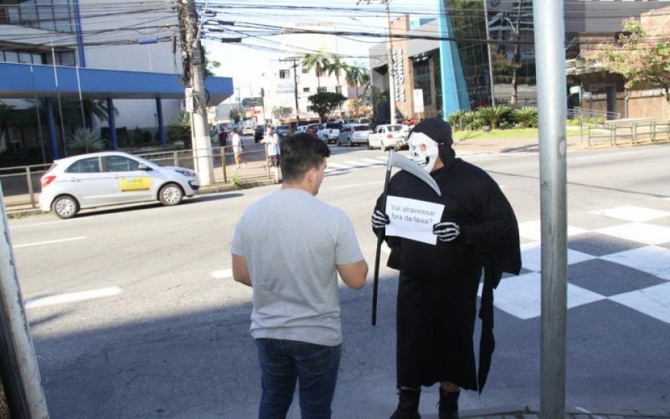morte-aparece-nas-ruas-de-blumenau-para-conscientizar-pedestres-a-atravessar-na-faixa-0