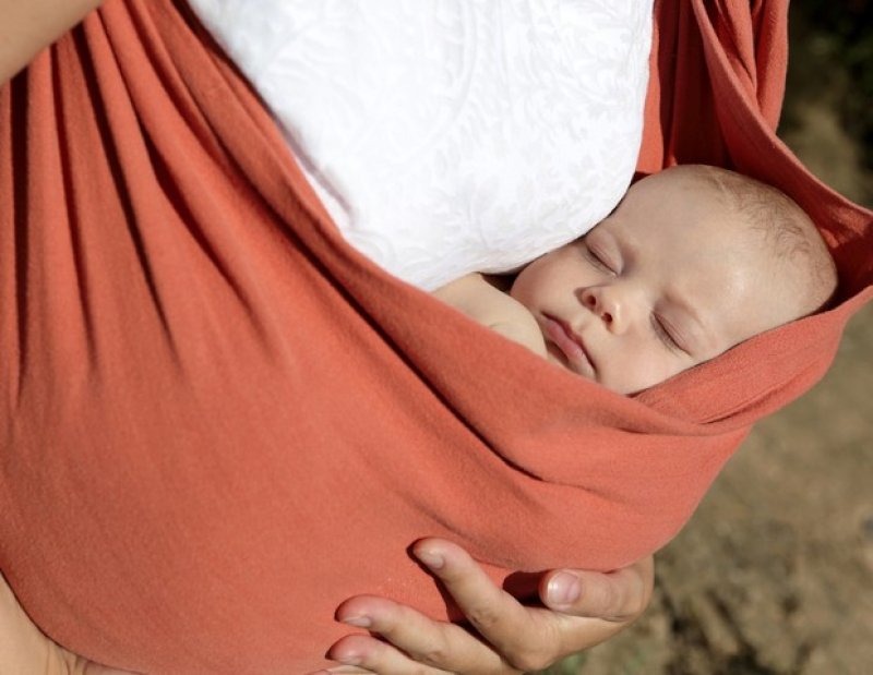 sling-bebe-morre-sufocado-e-mae-nao-percebe-1