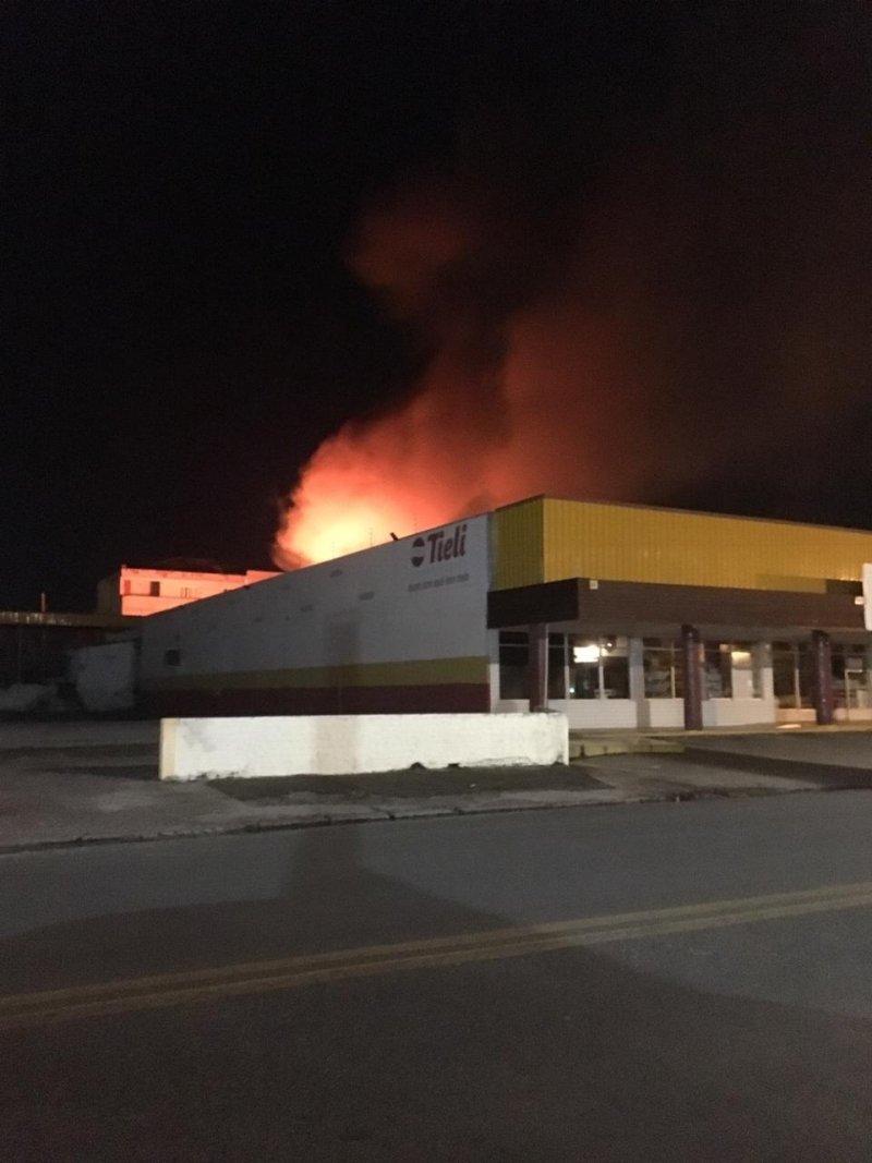supermercado-tieli-em-laguna-e-atingido-por-incendio-1