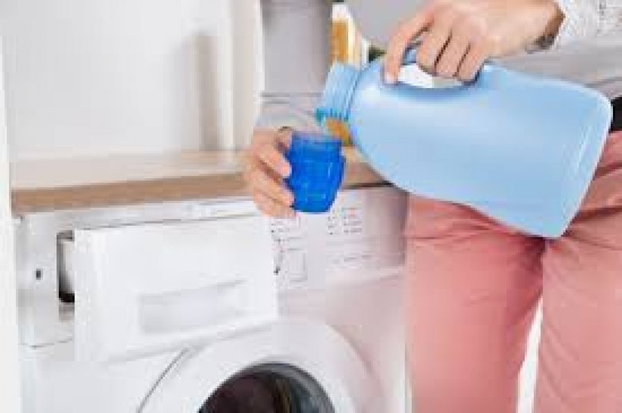 agua-sanitaria-com-acucar-limpa-mofo-da-roupa-ciencia-explica-truque-1