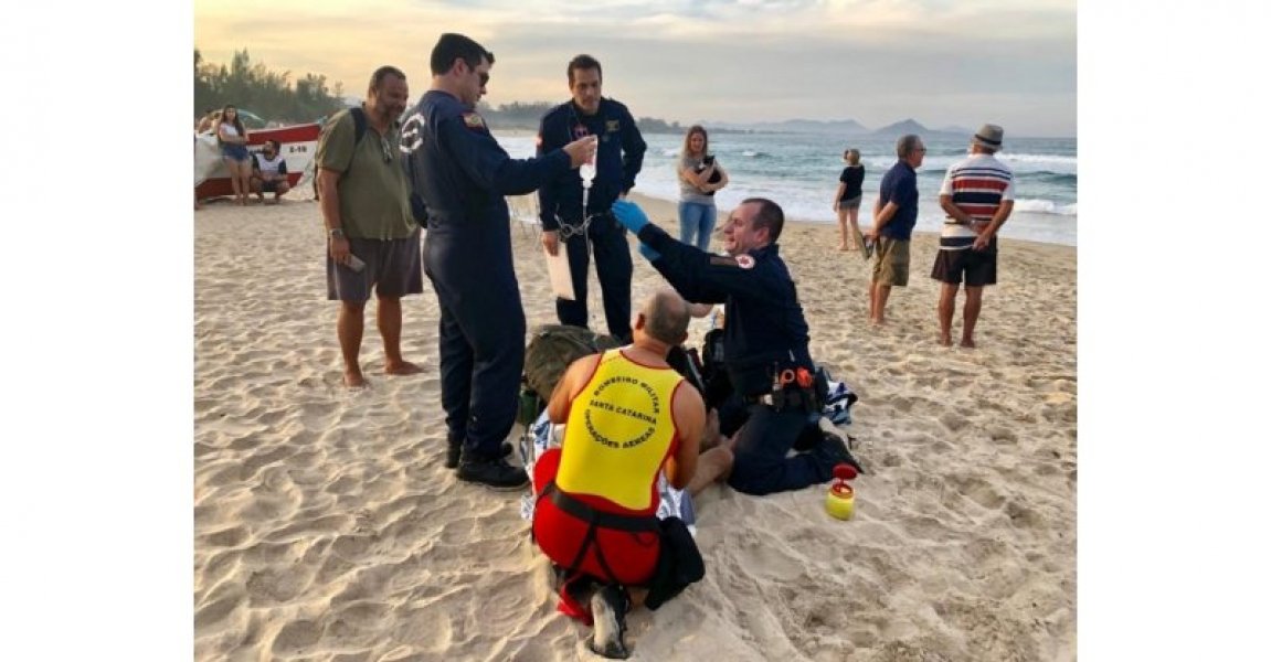 apos-ser-arrastado-pelo-mar-e-se-afogado-jovem-e-resgatado-por-pescadores-em-praia-de-garopaba-e-hospitalizado-por-helicoptero-0