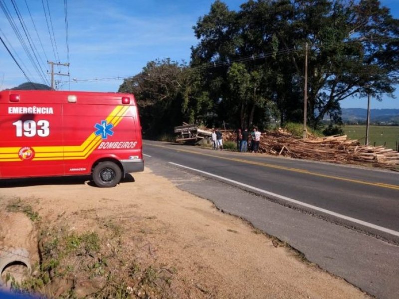 caminhao-com-carregamento-de-madeira-tomba-na-sc-435-1