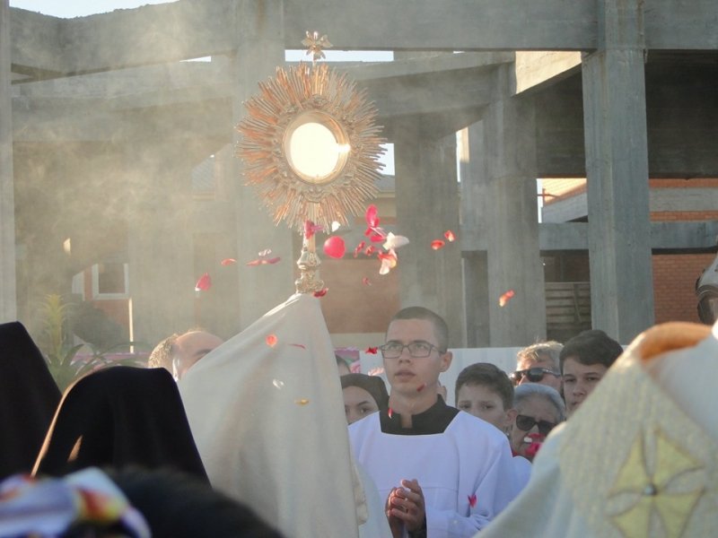 corpus-christi-fieis-celebram-a-data-com-tapetes-procissoes-e-missas-1