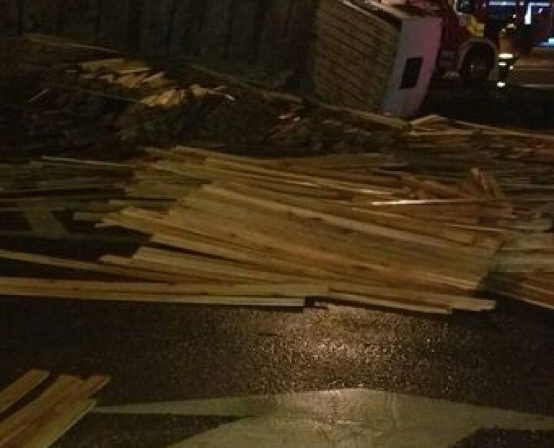 em-chapeco-caminhao-carregado-com-madeira-tomba-no-acesso-a-cidade-1