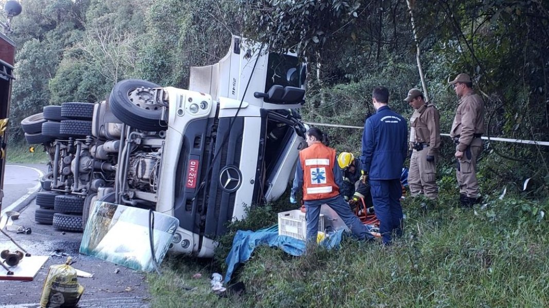 em-sc-motorista-de-carreta-fica-preso-as-ferragens-1