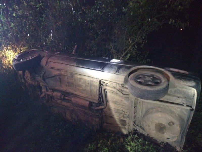 em-tubarao-veiculo-com-5-pessoas-capota-e-cai-em-barranco-1