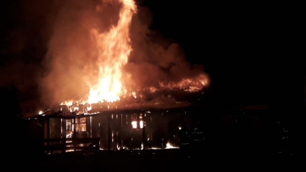 incendio-atinge-estabelecimento-comercial-desativado-em-tubarao-1