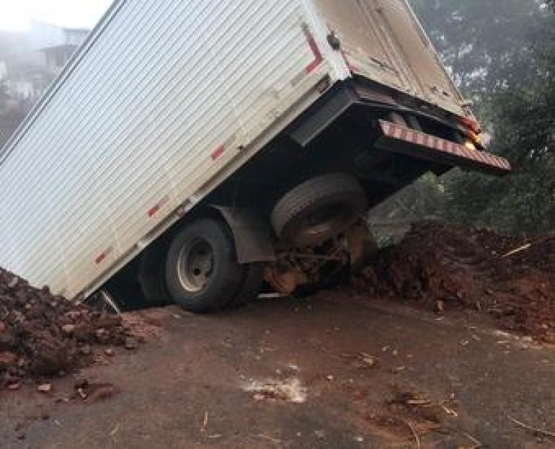 no-oeste-de-sc-caminhao-cai-de-ponte-danificada-pela-chuva-na-sc-451-0
