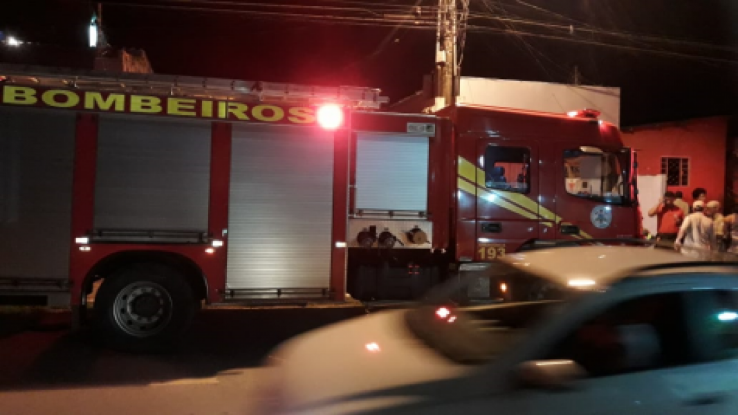 no-pais-mae-e-acusada-de-jogar-alcool-nos-filhos-e-tentar-atear-fogo-na-casa-1