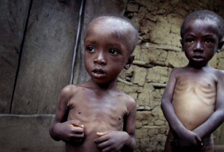 uma-dura-realidade-no-haiti-criancas-comem-bolinho-de-barro-para-matar-a-fome-1