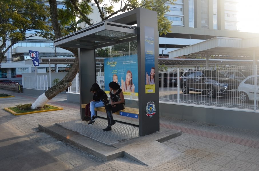abrigos-de-passageiros-de-parceria-com-empresas-privadas-em-tubarao-ganham-acessibilidade-1