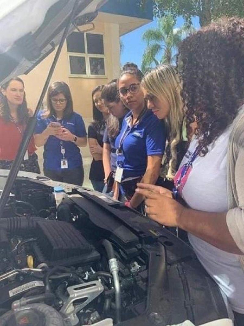 apaixonada-por-carros-ela-criou-um-curso-de-mecanica-para-mulheres-1