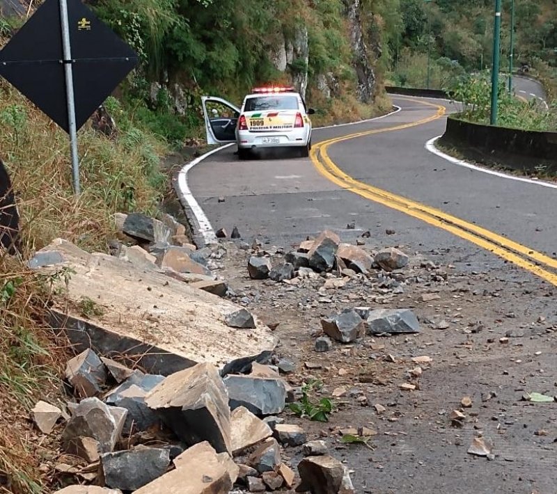 apos-queda-de-barreira-pista-da-serra-do-rio-do-rastro-e-liberada-1