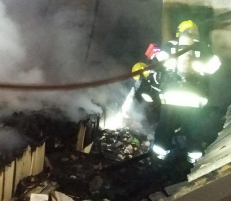 casa-de-madeira-e-destruida-por-incendio-em-gravatal-1