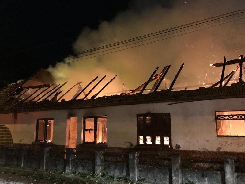 casa-no-centro-em-laguna-e-atingida-pelo-fogo-1
