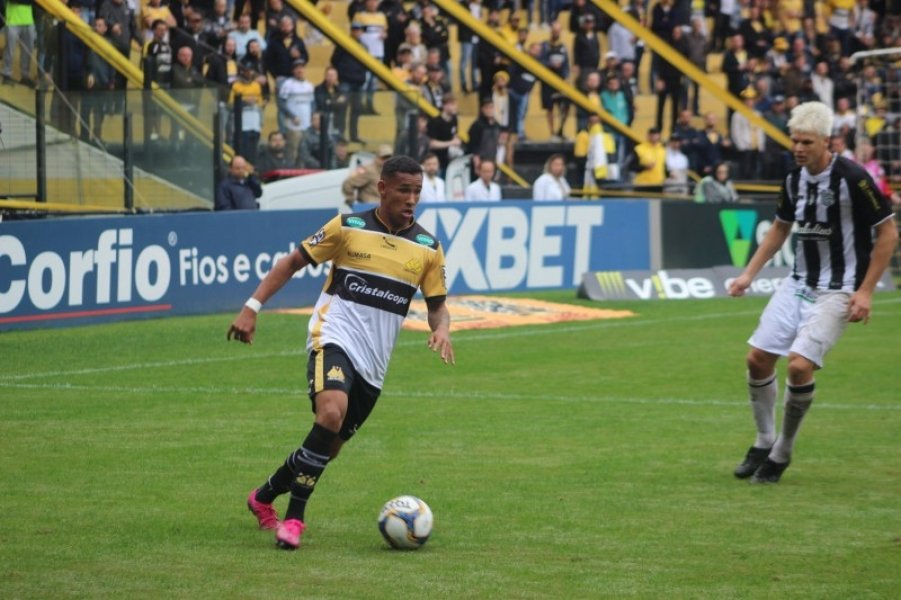 criciuma-sai-atras-mas-arranca-empate-no-classico-contra-o-figueirense-1