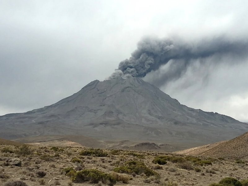 erupcao-de-vulcao-deixa-30-mil-pessoas-desabrigadas-no-peru-1