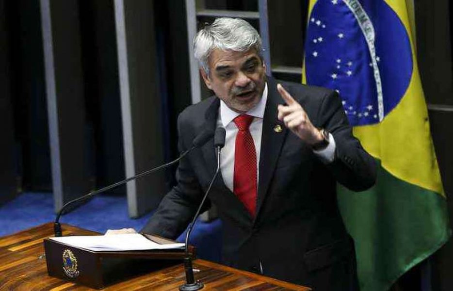 humberto-costa-pt-discute-com-passageiro-em-voo-fui-eleito-babaca-1