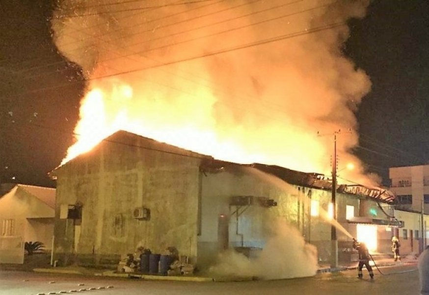 incendio-consome-mercado-de-sao-ludgero-1