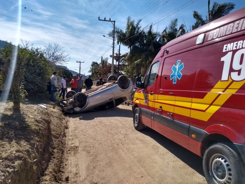 jovem-de-19-anos-e-levada-para-hospital-apos-capotamento-em-tubarao-1