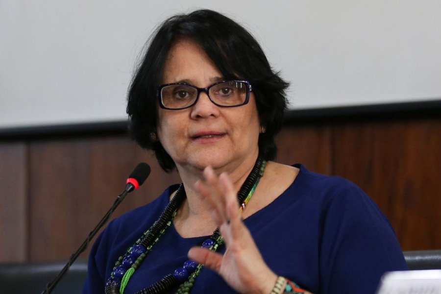 ministra-damares-alves-culpa-meninas-que-nao-usam-calcinha-por-estupro-1