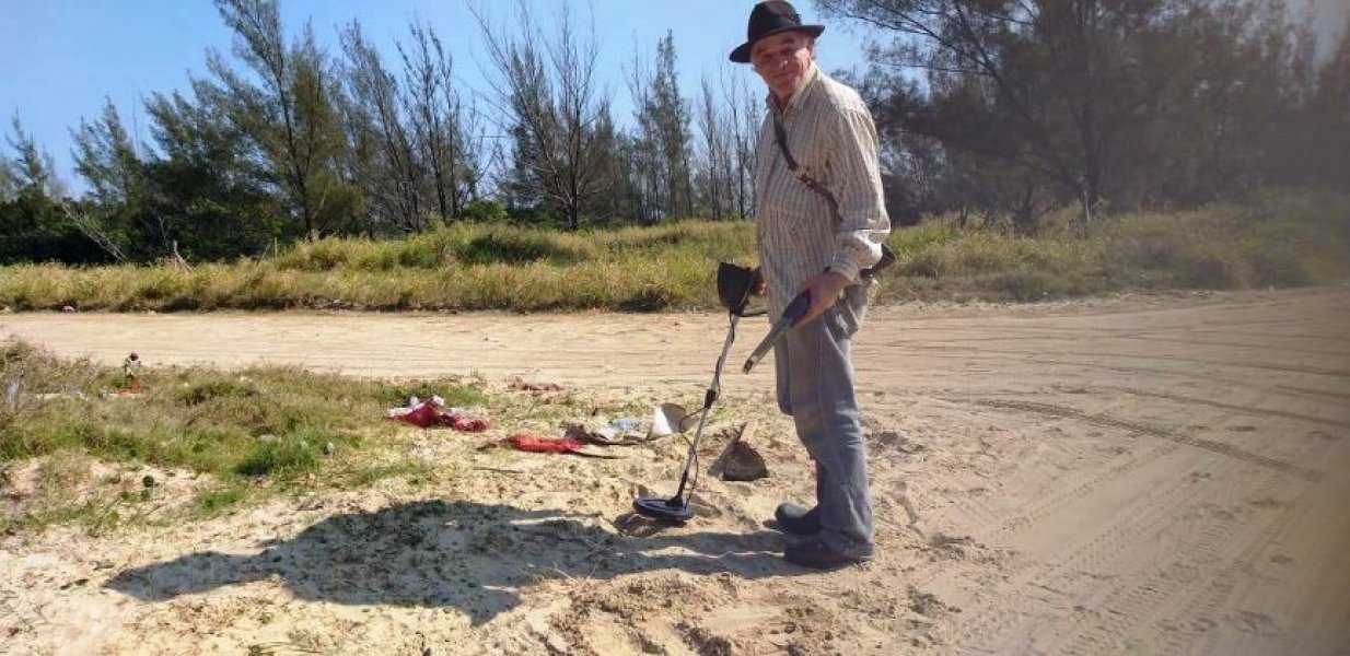 aposentado-se-diverte-cacando-tesouros-em-praias-de-laguna-1
