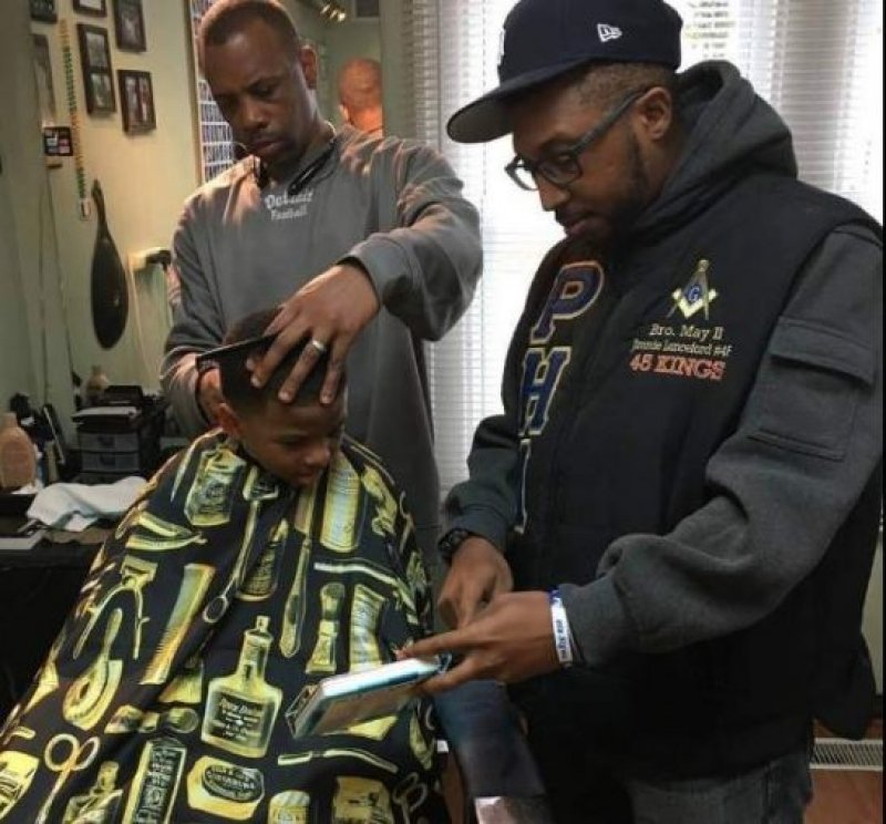 barbearia-da-desconto-para-criancas-que-leem-livros-e-estimula-outras-300-a-iniciar-movimento-pro-educacao-1