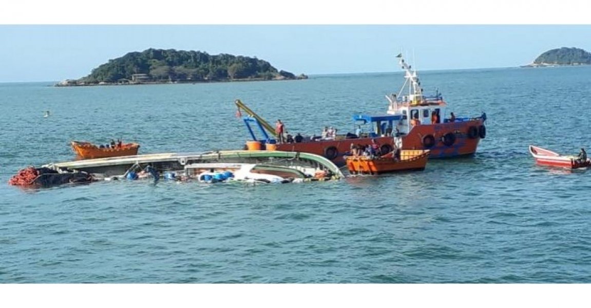 barco-pesqueiro-naufraga-com-16-tripulantes-no-norte-de-sc-1
