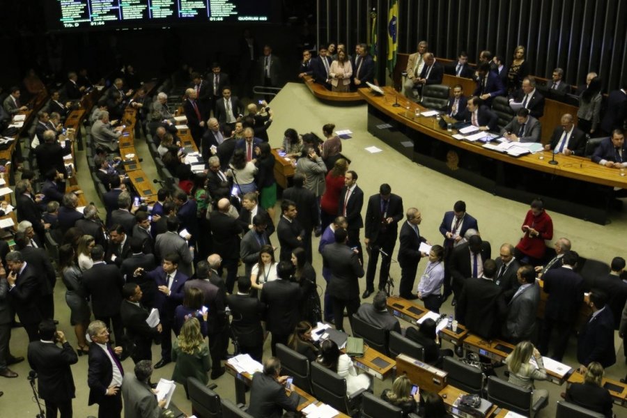 camara-aprova-projeto-que-amplia-posse-de-arma-em-propriedade-rural-1