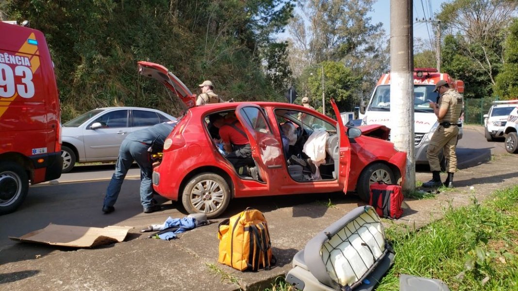carro-bate-violentamente-contra-poste-em-joacaba-1