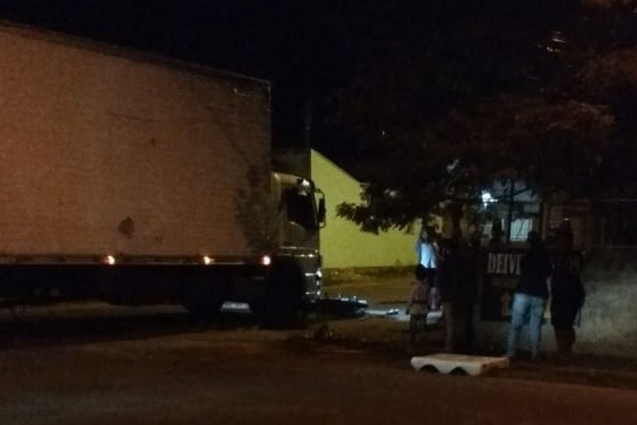 colisao-entre-caminhao-e-motocicleta-deixa-um-jovem-ferido-em-capivari-de-baixo-1
