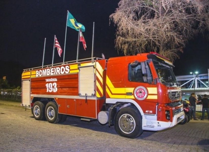 em-blumenau-bombeiros-sao-acionados-para-controlar-incendio-e-encontram-grupo-assando-costela-1