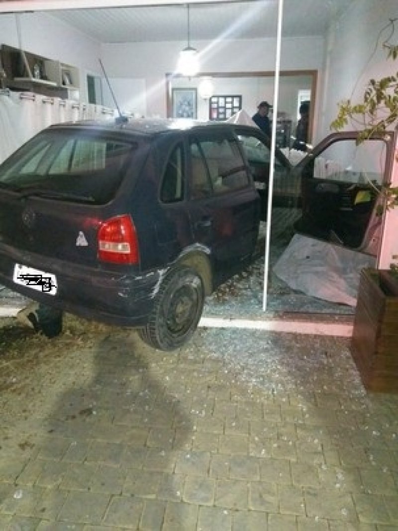 em-sc-idoso-perde-controle-da-direcao-e-carro-invade-casa-1
