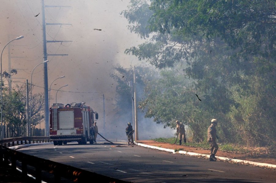 giro-pelo-pais-grande-incendio-mobiliza-cerca-de-10-viaturas-dos-bombeiros-para-combate-1