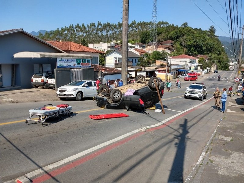 giro-por-sc-carro-capota-e-duas-pessoas-ficam-feridas-em-jaragua-do-sul-1